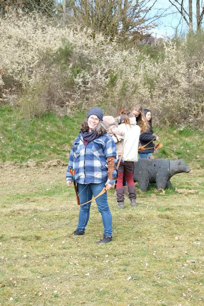 Gruppe auf der Wiese vor den Scheiben