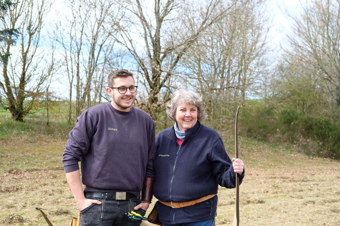Jonas und Bernadette Hörnchen mit Langbogen auf der Wiese